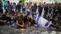 הדלקת נרות נשמה לזכרו של ארי פולד ז״ל בזירת הפיגוע בגוש עציון (צילום: גרשון אלינסון / פלאש 90).