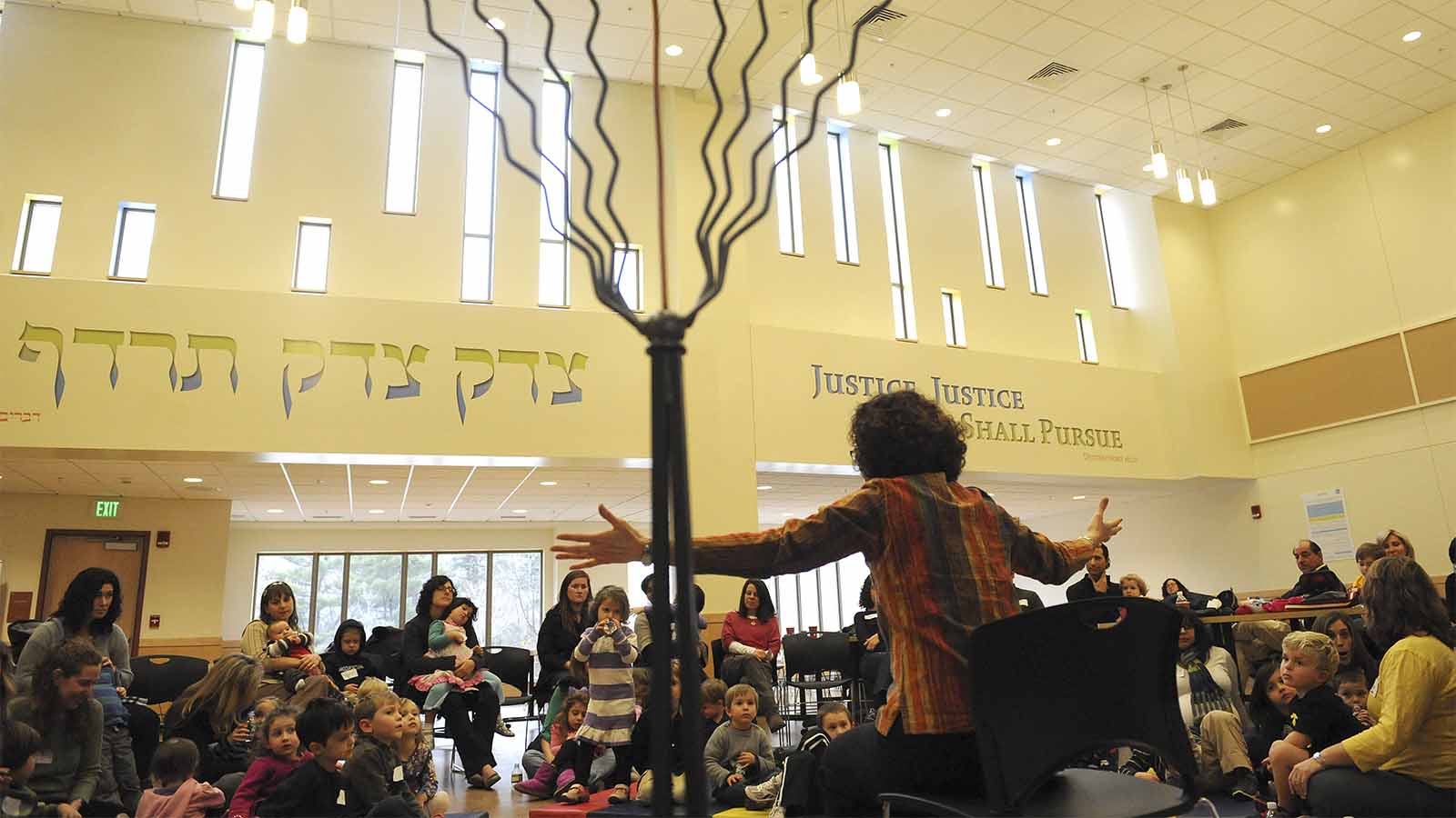 School children from the reform Rashi School in Dedham, Massachusetts on the first day of Chanukah. Archived (Photograph: Essdras M Suarez / The Boston Globe via Getty Images IL)