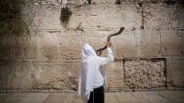 אדם תוקע בשופר ברחבת הכותל לקראת יום כיפור. (צילום יונתן זינדל/ פלאש90