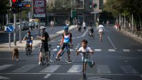 נוסעים על אופניים ביום כיפור (צילום: מרים אלטשר/ פלאש90)