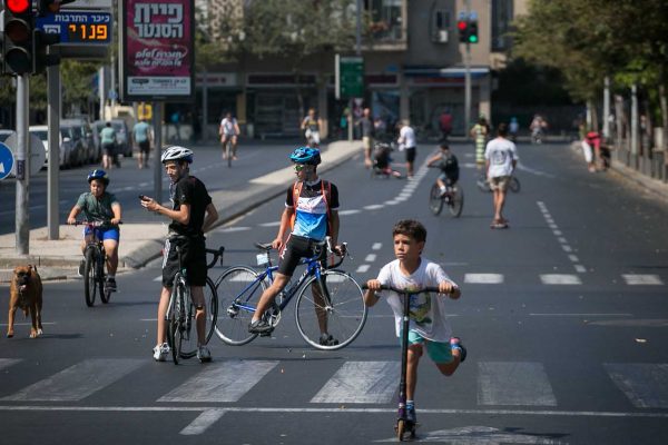 נוסעים על אופניים ביום כיפור (צילום: מרים אלטשר/ פלאש90)