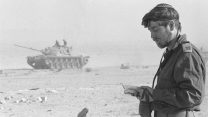 מלחמת יום הכיפורים. קצין מתפלל. 6.10.1973 (באדיבות ארכיון צה"ל במשרד הביטחון. צלם: אבי שמחוני, במחנה)