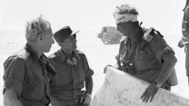 מלחמת יום הכיפורים. אלוף אריאל שרון (חבוש בראשו) מחזיק בידו את מפת מבצע "אבירי לב"- (תכנית צה"ל לצליחת תעלת סואץ) משמאלו שר הביטחון משה דיין ורא"ל חיים בר-לב אוקטובר 1973 (צילום: דובר צה"ל. באדיבות ארכיון צה"ל במשרד הביטחון)