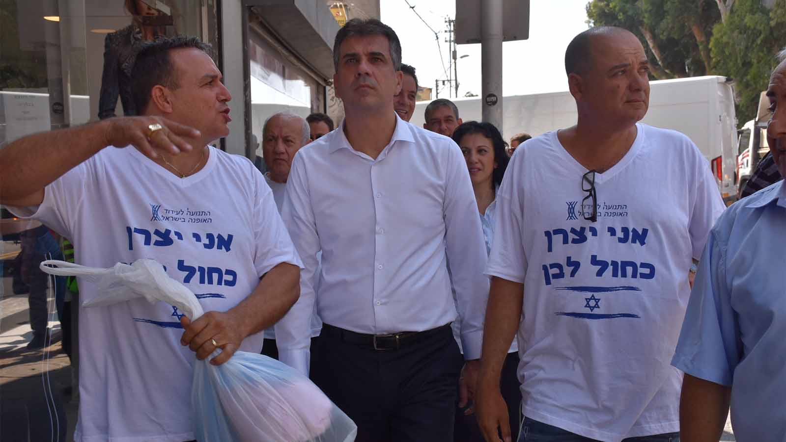 שר הכלכלה אלי כהן בסיור עם חברי התנועה לעידוד האופנה בישראל (צילום: דוברות משרד הכלכלה והתעשייה)