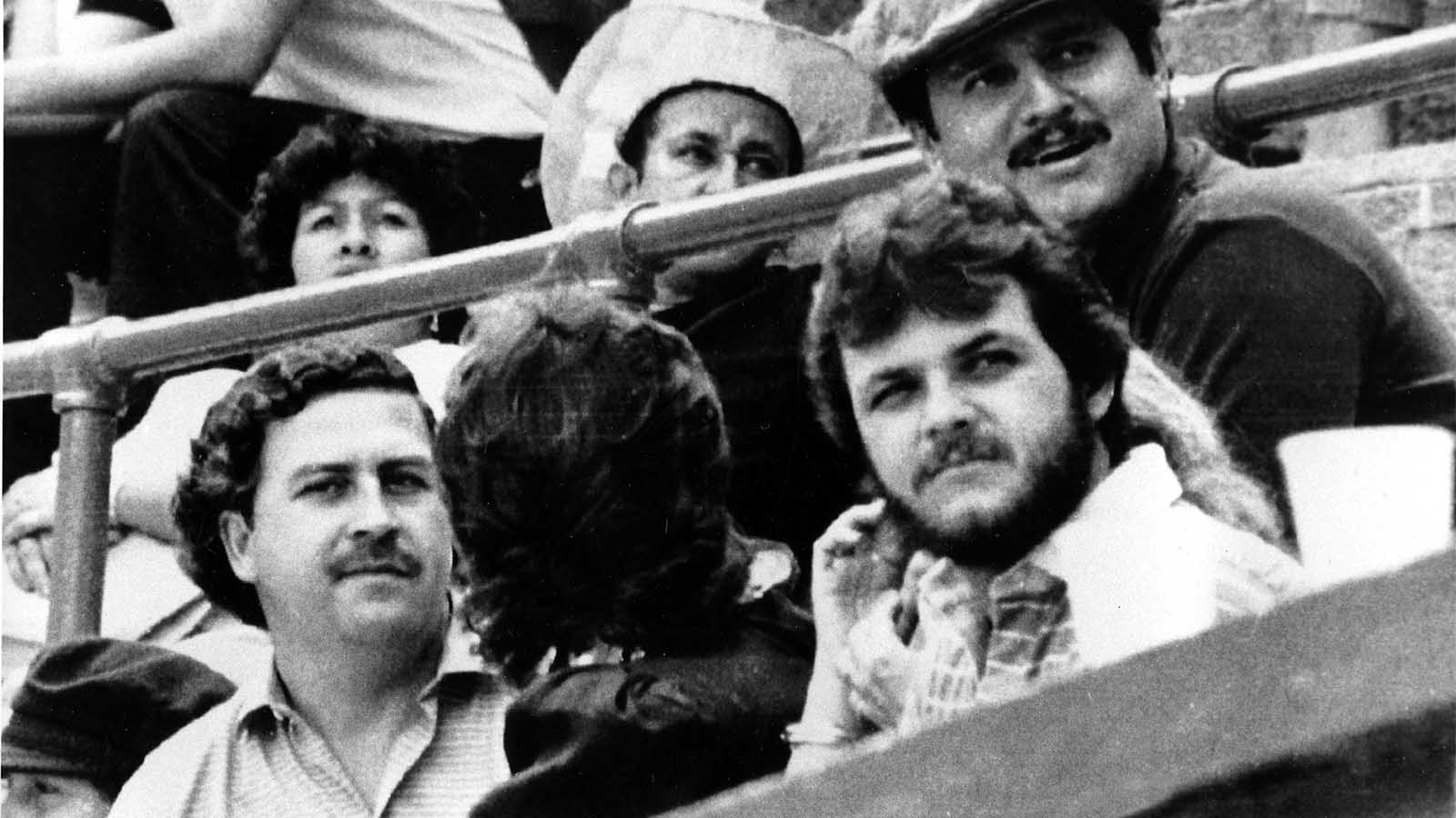 ברון הסמים פבלו אסקובר, צופה במשחק כדורגל של נבחרת קולומביה בעיר מדיין בקולומביה בשנת 1983 (AP Photo, File)