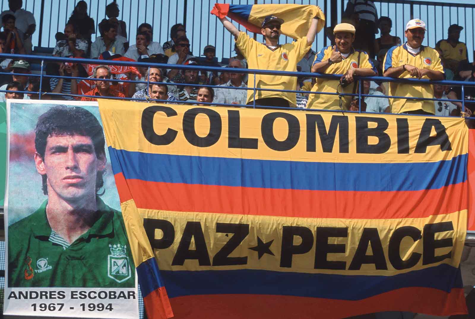 אוהדי נבחרת קולומביה מניפים דגל במהלך מונדיאל 1998, לזכרו של קפטן נבחרת קולומביה אנדרס אסקובר, שנרצח ארבע שנים קודם לכן בעקבות גולן עצמי שכבש במונדיאל 1994. (Alexander Hassenstein/ Getty Images IL)