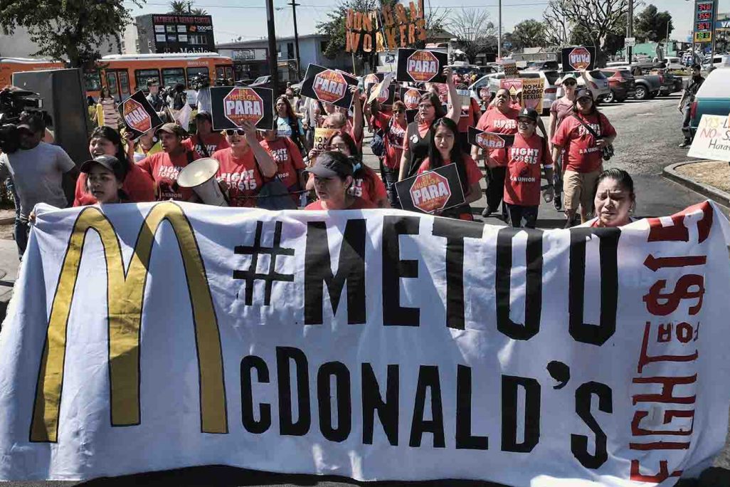 עובדות מקדונלד'ס נושאות שלט בהשראת תנועת "MeToo" בצעדה לעבר סניף הרשת בשיקגו (AP Photo/Richard Vogel)