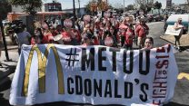 עובדות מקדונלד'ס נושאות שלט בהשראת תנועת "MeToo" בצעדה לעבר סניף הרשת בשיקגו (AP Photo/Richard Vogel)