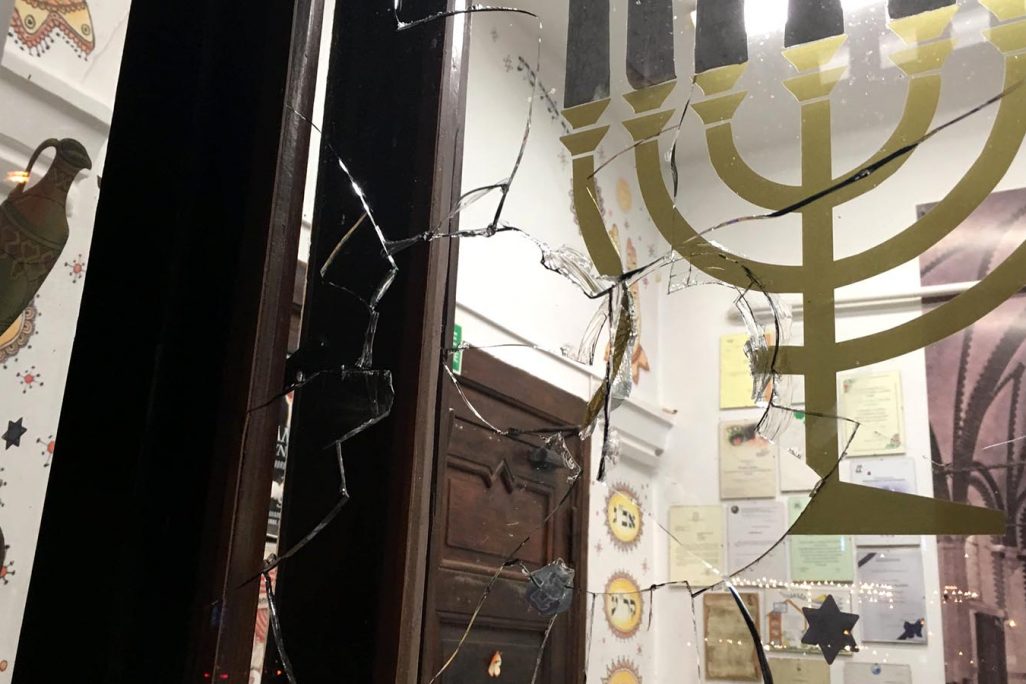 חלונות מנופצים בבית הכנסת בגדנסק, פולין (צילום: מיכל סאמט).