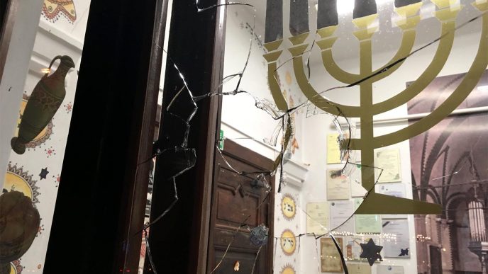 חלונות מנופצים בבית הכנסת בגדנסק, פולין (צילום: מיכל סאמט).