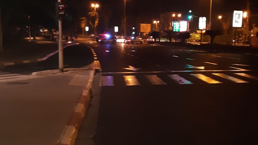 זירת תאונת הפגע וברח בתל אביב (צילום: דוברות המשטרה)