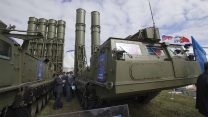 מערכת טילי S-300  מוצגת בתערוכה מחוץ למוסקבה. (AP Photo/Ivan Sekretarev, file)