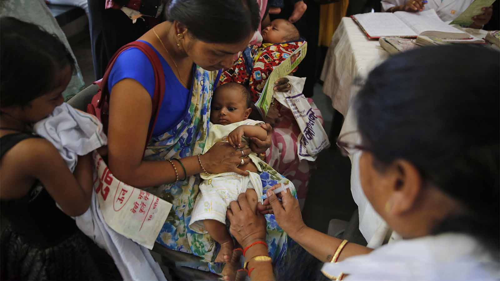 רופאה מחלקת חיסונים לשחפת בהודו. ארכיון (AP Photo/Rajesh Kumar Singh)