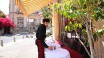מלצר. למצולם אין קשר לכתבה (ארכיון. צילום: מנדי הכטמן/ פלאש90 )