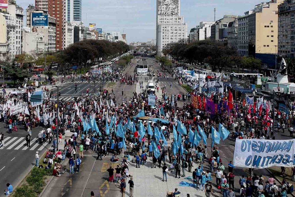 מחאות כנגד מדיניותו של נשיא ארגנטינה מקרי בבואינוס איירס, ארגנטינה, ב-24 בספטמבר 2018 . (AP Photo/Natacha Pisarenko)
