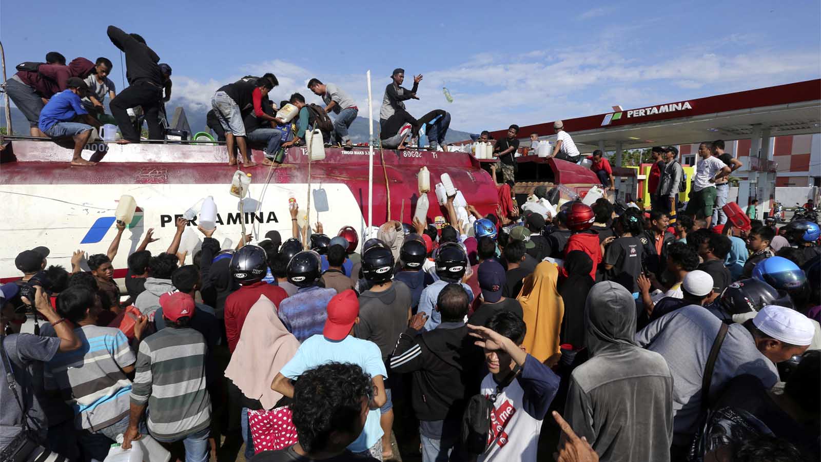 תושבים ממתינים בתור במשאית חלוקת דלק לאחר רעידת אדמה וצונאמי בפאלו, אינדונזיה. 30 בספטמבר 2018 (AP Photo/Tatan Syuflana)