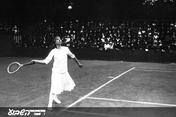 סוזן לנגלן בת ה-14 באליפות העולם בטניס במגרשים קשים, 1914(צילום:	Bibliothèque nationale de France /ויקימדיה).