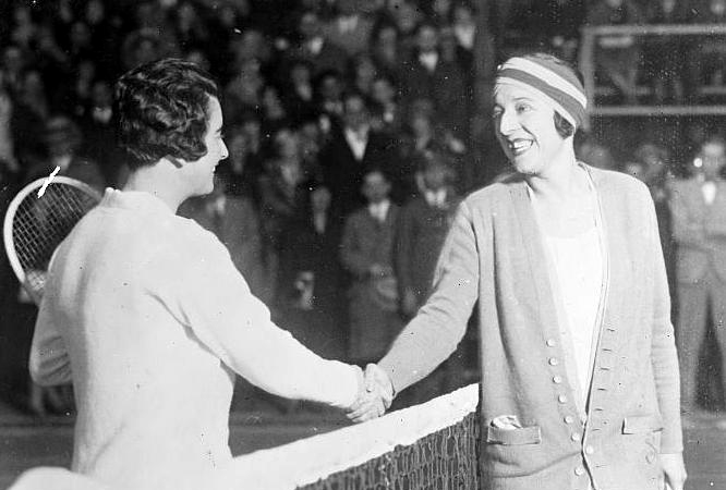 סוזן לנגלן לוחצת ידיים לשחקנית הטניס האמריקנית מארי בראון (צילום: ויקימדיה).