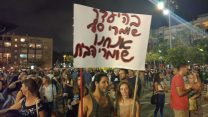 הפגנה בכיכר רבין נגד מיקום אסדת לוויתן סמוך לחוף, 1 בספטמבר 2018. (צילום: ארז רביב)