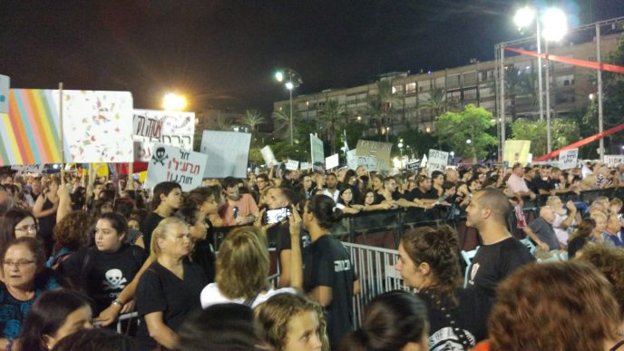 הפגנה בכיכר רבין נגד מיקום אסדת לוויתן סמוך לחוף, 1 בספטמבר 2018. (צילום: ארז רביב)
