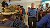 מנכ"ל המוסד לביטוח לאומי, מאיר שפיגלר עם נציגי מחאת הנכים (צילום: הנכים הופכים לפנתרים)