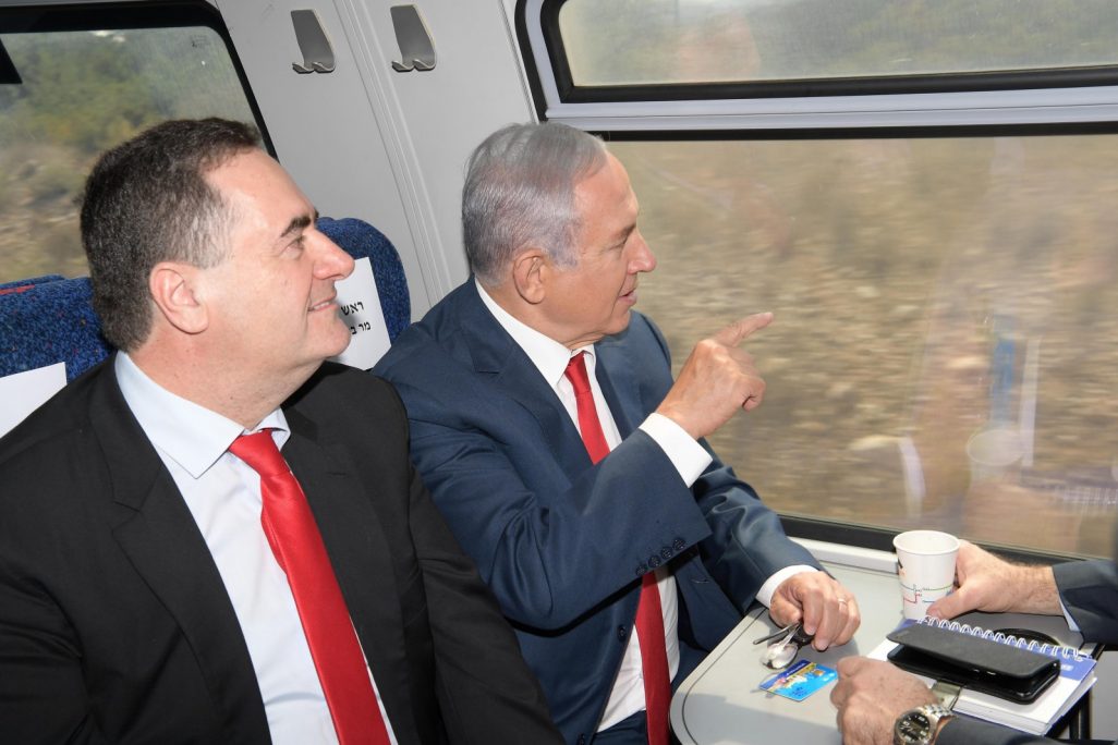 ראש הממשלה, בנימין נתניהו ושר התחבורה, ישראל כ"ץ, בנסיעת הרצה בקו הרכבת המהיר לירושלים, 20 בספטמבר 2018 (צילום עמוס בן גרשום לע"מ)