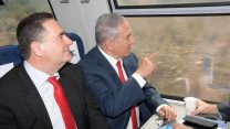 ראש הממשלה, בנימין נתניהו ושר התחבורה, ישראל כ"ץ, בנסיעת הרצה בקו הרכבת המהיר לירושלים, 20 בספטמבר 2018 (צילום עמוס בן גרשום לע"מ)