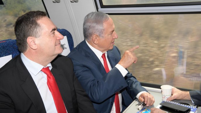 ראש הממשלה, בנימין נתניהו ושר התחבורה, ישראל כ&quot;ץ, בנסיעת הרצה בקו הרכבת המהיר לירושלים, 20 בספטמבר 2018 (צילום עמוס בן גרשום לע&quot;מ)