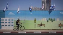 אדם רוכב על אופניים חשמליים ברמת גן. ארכיון, למצולם אין קשר לכתבה (צילום: מרים אלטשר/ פלאש90)