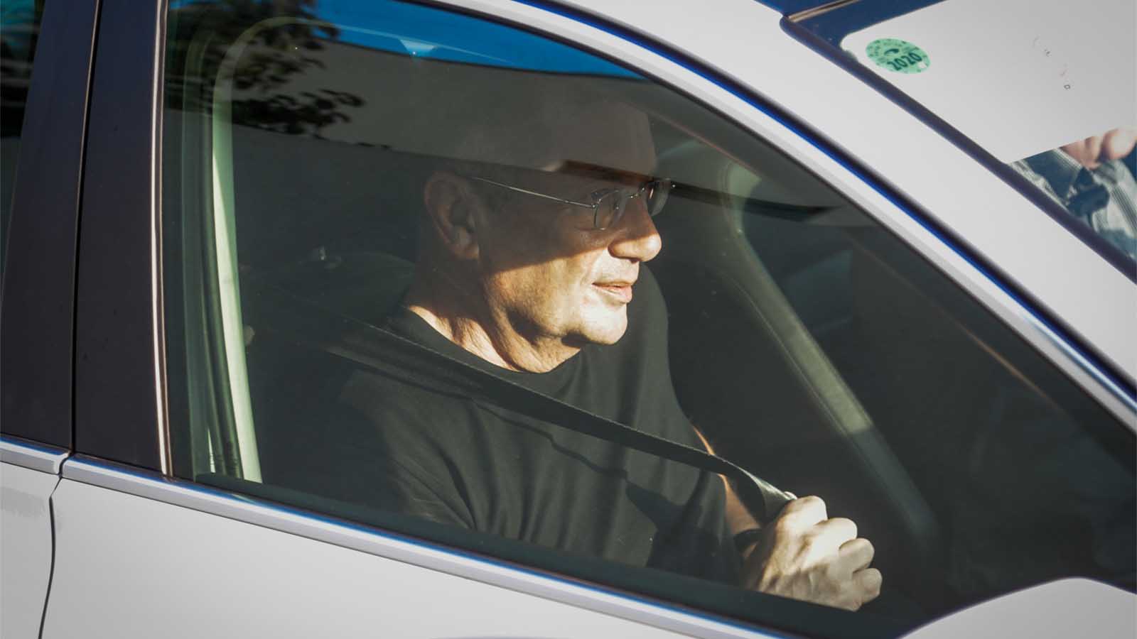 נוחי דנקנר עוזב את ביתו בהרצליה בדרכו לכלא מעשיהו, 2 באוקטובר 2018 (רועי אלימה פלאש90)