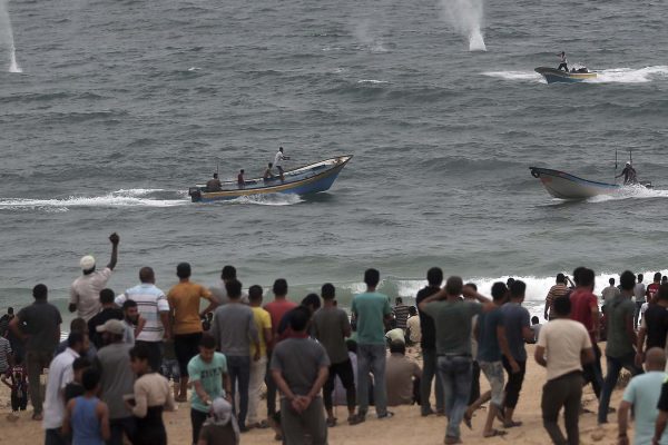 ספינות פלסטיניות ומפגינים סמוך לגבול הימי באיזור בית להיה (צילום: AP Photo/Khalil Hamra).