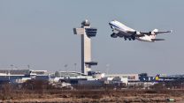 מטוס ממריא בשדה התעופה JFK בניו יורק (צילום: shutterstock).