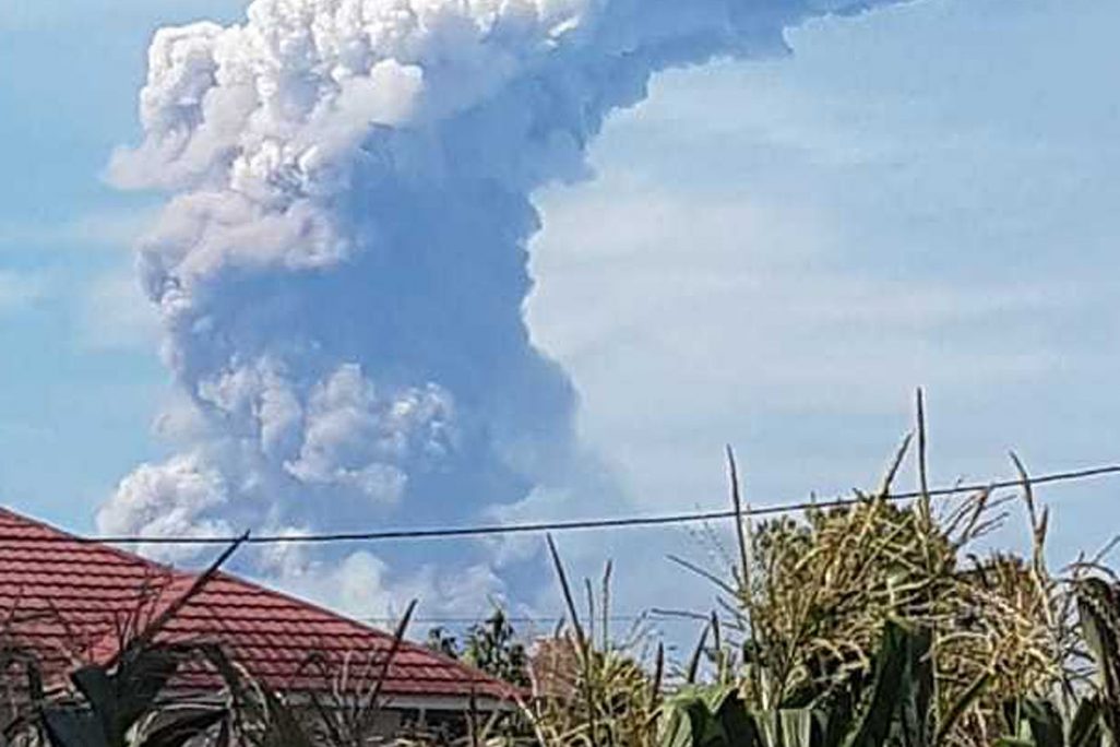 עמוד ענן ענק המורכב מאפר שנפלט מהר הגעש סופוטאן בצפון מחוז סולוואסי שבאינדונזיה (AP Photo/Hetty Andih)