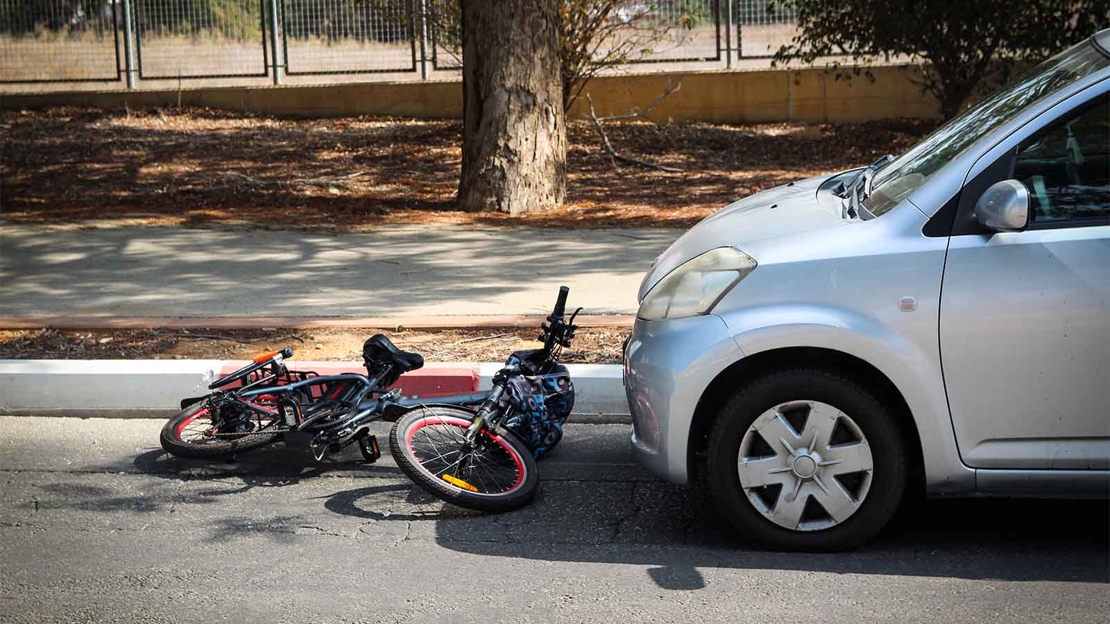 תאונה בין אופניים חשמליים לרכב. אילוסטרציה (צילום: Shutterstock)