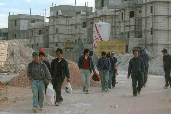 פועלי בניין זרים מסיימים יום עבודה באתר בנייה בירושלים. ארכיון, למצולמים אין קשר לכתבה. (צילום: נתי שוחט/ פלאש90)