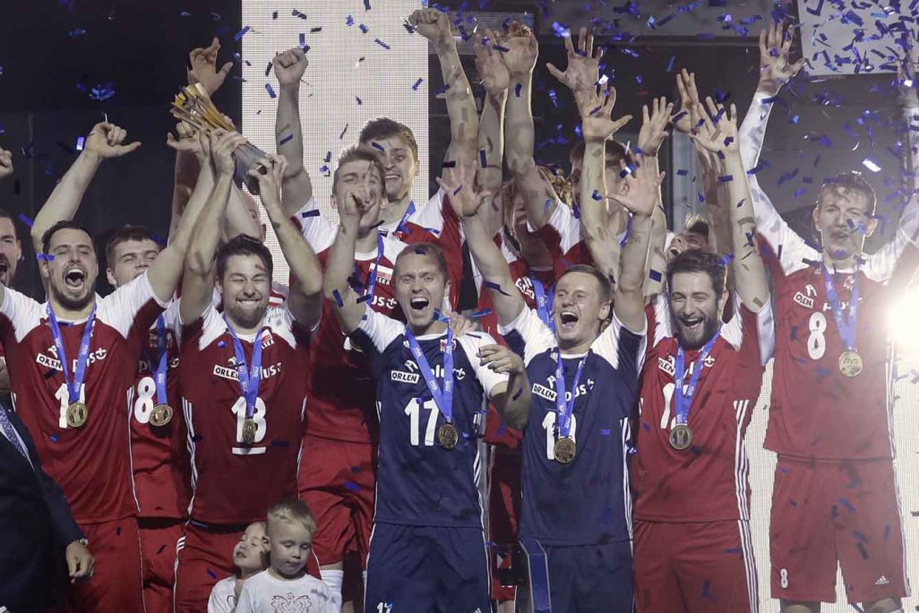 נבחרת פולין מעיפה את גביה הניצחון באליפות העולם לגברים בכדורעף (צילום: AP Photo/Luca Bruno).