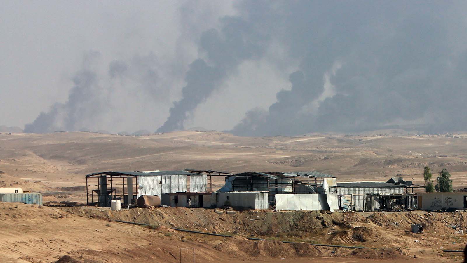 שדה נפט של דאע״ש בעיראק (צילום: AP Photo).