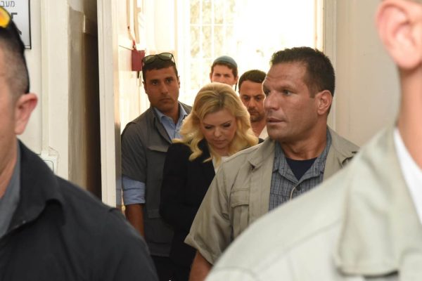 שרה נתניהו בכניסה לבית המשפט. 7 באוקטובר. (צילום: ראובן קסטרו, וואלה! NEWS)