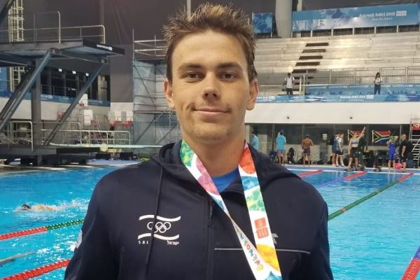השחיין דניס לוקטב עם מדליית הארד באולימפיאדת הנוער בארגנטינה (באדיבות הוועד האולמפי בישראל)