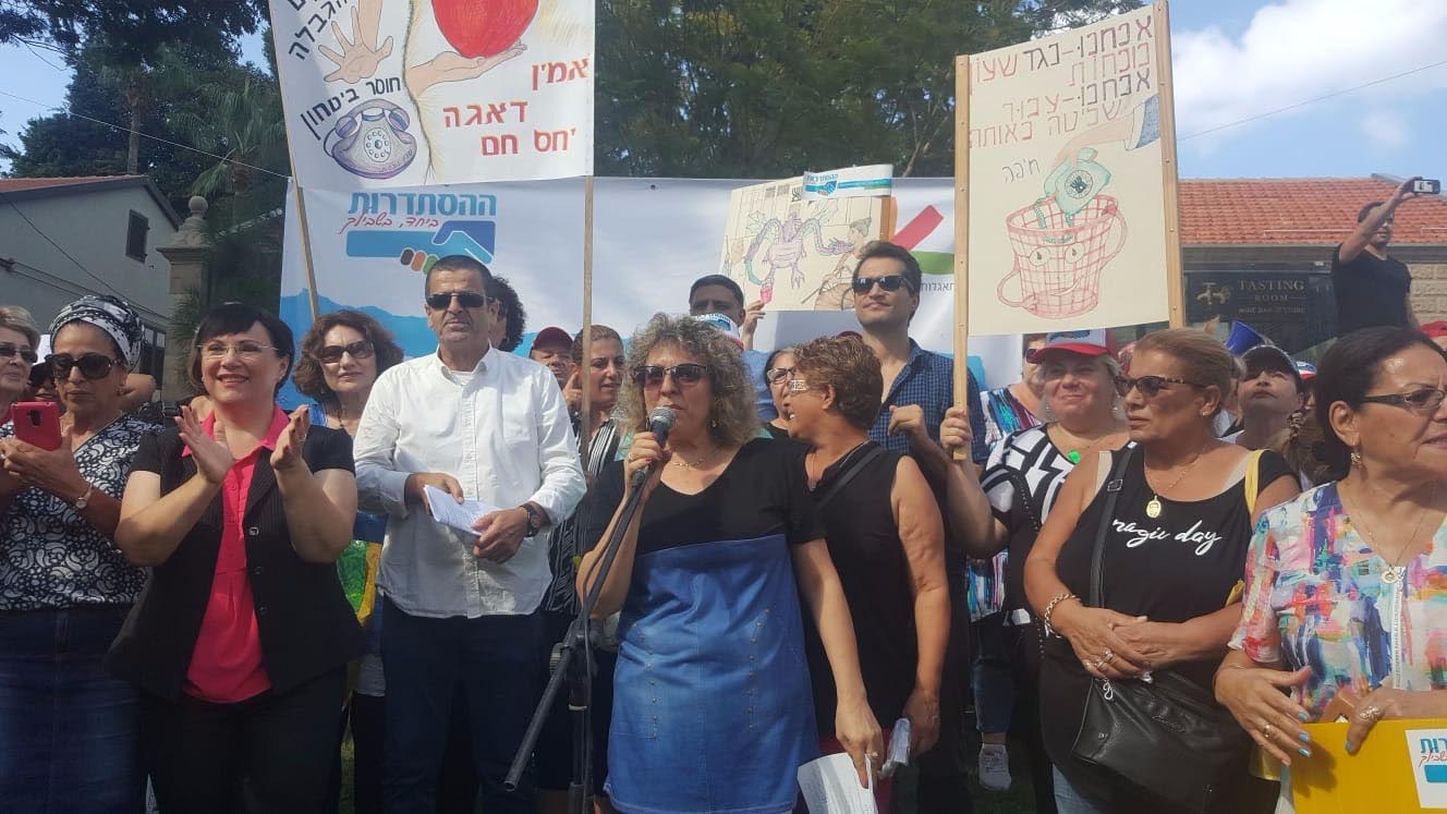 אלה סמילנסקי, ממובילות מאבק המטפלות בהפגנה מול קרית הממשלה בתל-אביב, 10/10/18 (צילום: טל כרמון).