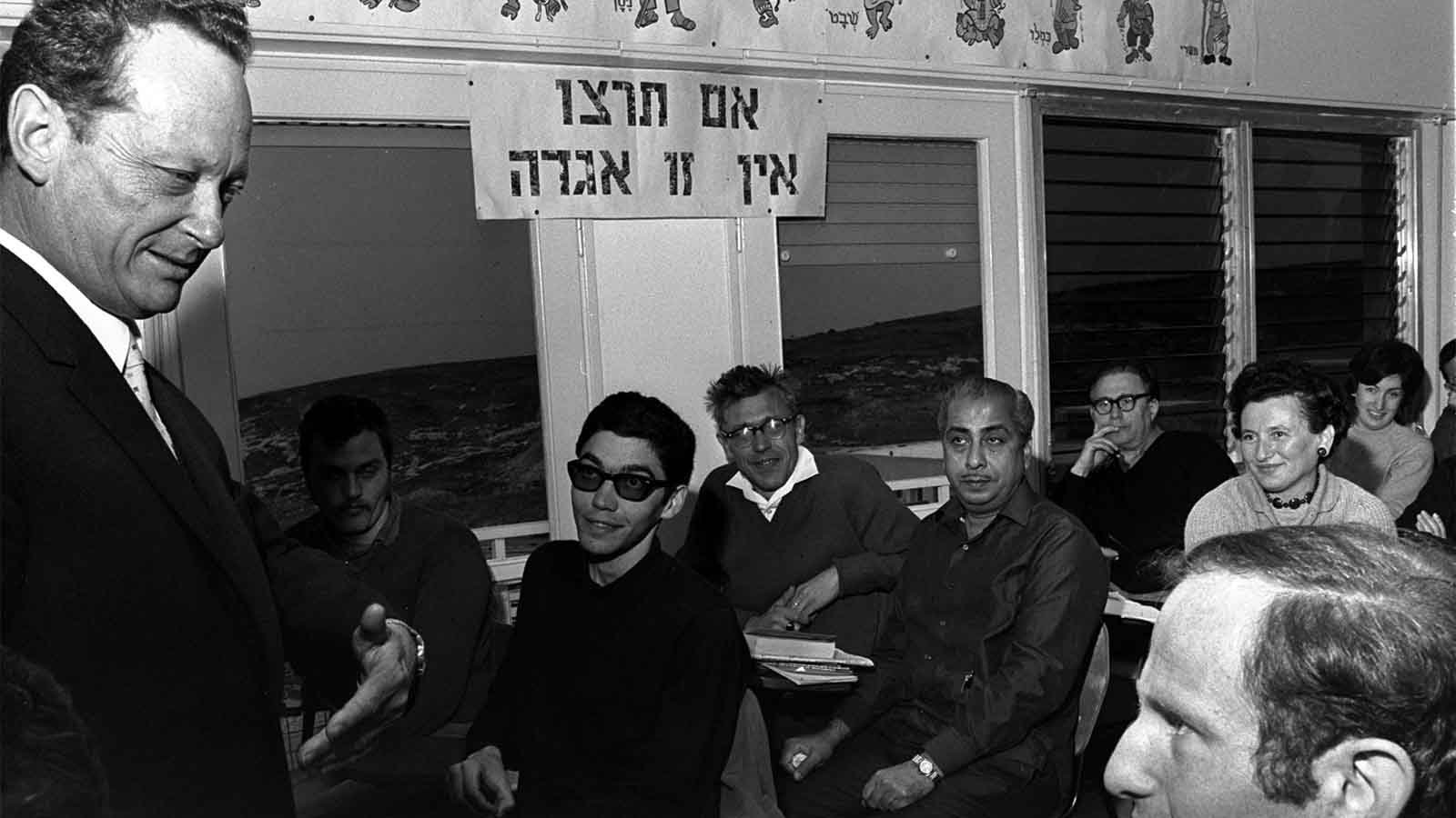יגאל אלון כממלא מקום ראש הממשלה, במפגש עם עולים חדשים בנצרת עלית. 12 בפברואר 69' (צילום: כהן פריץ/ לע&quot;מ)