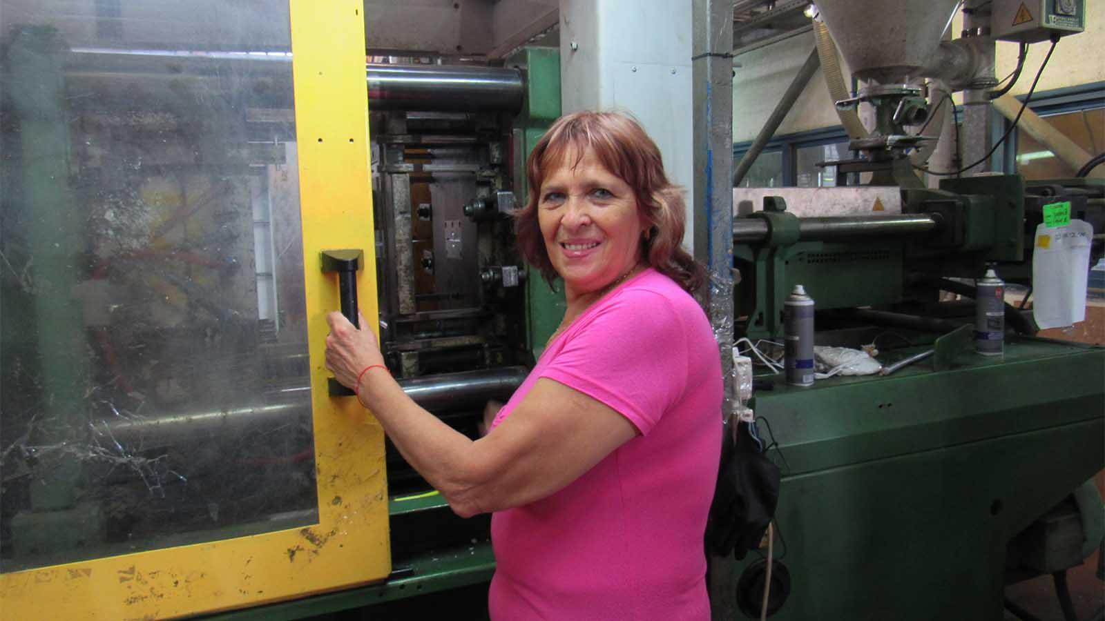 מינה נייטפאק, עובדת במפעל 'טוויטו פלסט' באזור תעשייה ברקן. 9 באוקטובר 2018 (צילום: יונתן קירשנבאום)