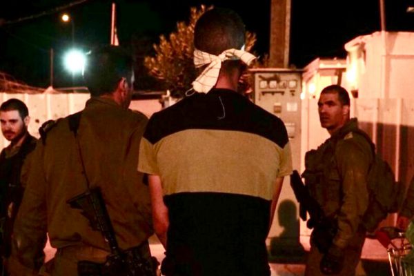 מעצר המחבל שביצע את פיגוע הדקירה בכיכר החטיבה בשומרון ונתפס אמש על-ידי כוחות שירות הביטחון הכללי (צילום: דובר צה"ל).