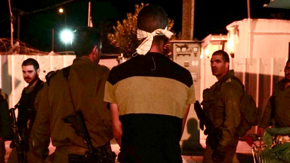 מעצר המחבל שביצע את פיגוע הדקירה בכיכר החטיבה בשומרון ונתפס אמש על-ידי כוחות שירות הביטחון הכללי (צילום: דובר צה"ל).