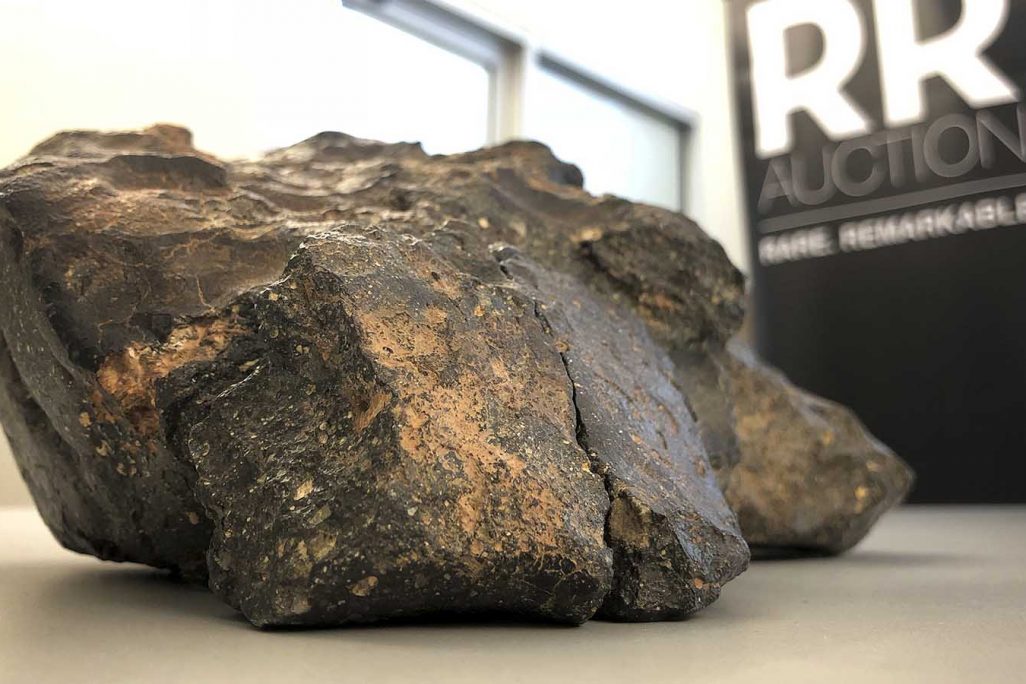 סלע במשקל 5.5 ק"ג שמקורו בירח ונחת כמטאוריט במאוריטניה ונמצא בשנת 2017  (AP Photo/Rodrique Ngowi)