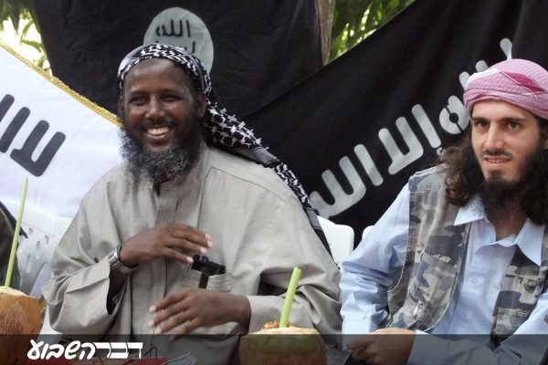 משמאל מוכתר אבו מנסור בימי חברותו בארגון הטרור א-שבאב (צילום: AP Photo/Farah Abdi Warsameh, File).