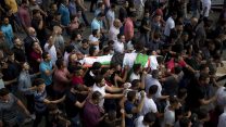הלווייתה של אעישה מוחמד טלאל-ראבי, אם לשניים ובת 45, שנהרגה לאחר שהרכב בו נסעה עם בעלה נרגם באבנים, סמוך לצומת תפוח על כביש 60 (AP Photo/Majdi Mohammed)