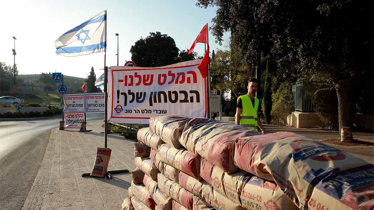 עובדי מפעל מלט הר-טוב מבית שמש מפגינים בכניסה למשרד האוצר בירושלים, 14 באוקטובר 2018 (צילום: מלט הר-טוב)
