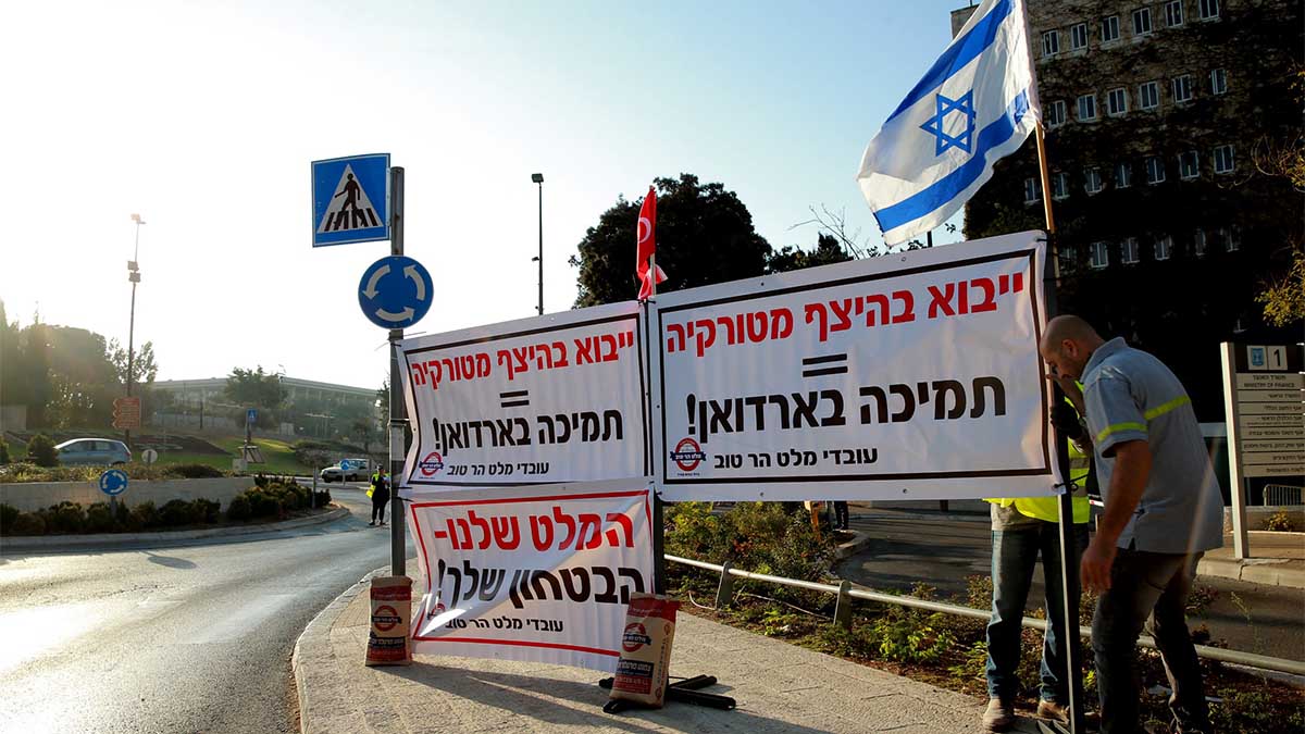 עובדי מפעל מלט הר-טוב מבית שמש מפגינים בכניסה למשרד האוצר בירושלים, 14 באוקטובר 2018 (צילום: מלט הר-טוב)