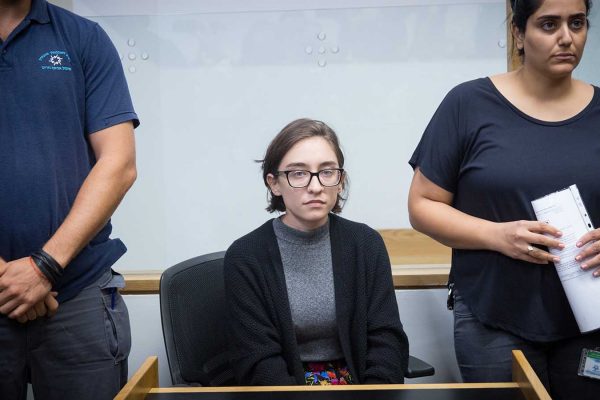 הסטודנטית לארה אל-קאסם בבית המשפט המחוזי בתל אביב. 11 באוקטובר 2018 (צילום: מרים אלטשר/פלאש90)